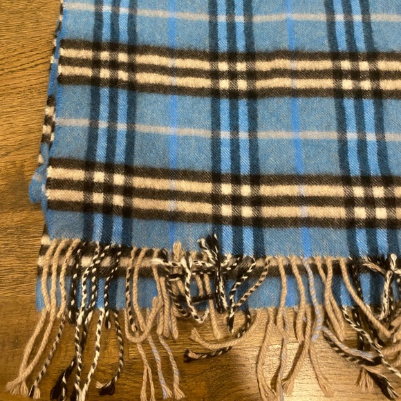Authentic Burberry Scarf -100% cashmere - Picture 3 of 4